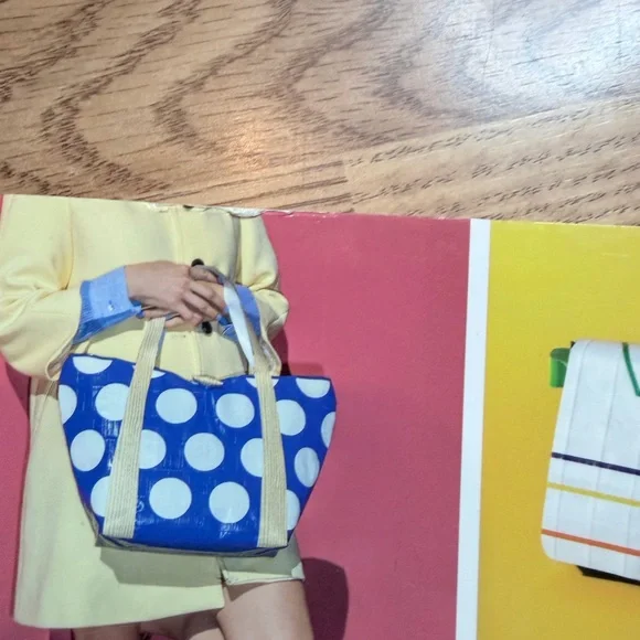 Duct Tape Bags Book Projects purse clutches how to crafts - Picture 3 of 10